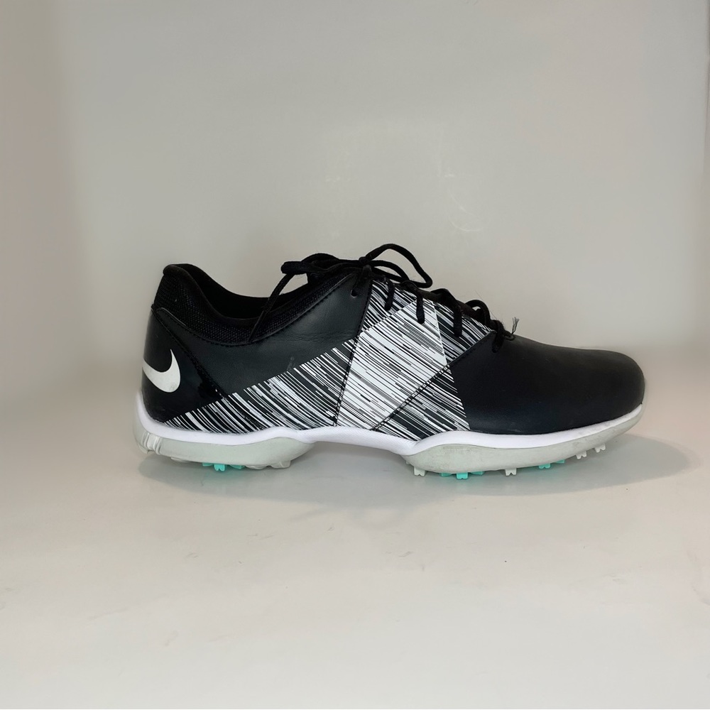 EUC - Nike Women's Delight V Golf Shoes in  Black/White - 8.5M